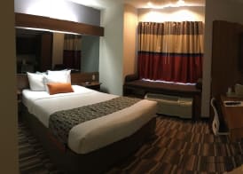Microtel Inn & Suites by Wyndham Philadelphia Airport 3