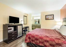 Econo Lodge Santee 5