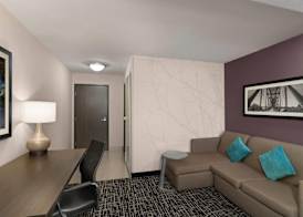 La Quinta Inn & Suites by Wyndham Fayetteville 5
