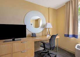 La Quinta Inn & Suites by Wyndham Sunrise 5