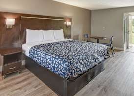 Econo Lodge Sevierville-Pigeon Forge on the River 5