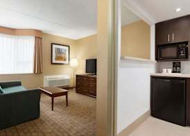 Travelodge by Wyndham Toronto East 5