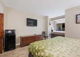 Econo Lodge Inn & Suites Knoxville East 4