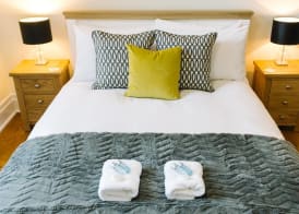 JOIVY Elegant Apartment by Princes Street Gardens 4