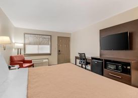 Quality Inn & Suites Near Six Flags and Medical Center 4