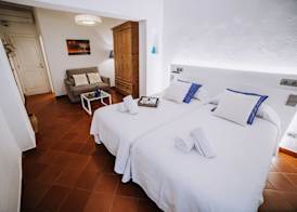 Petit Hotel 5 Fars 4