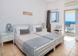 Akrotiri Hotel 3