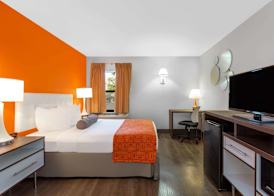 Howard Johnson by Wyndham Waukegan Great Lakes 5