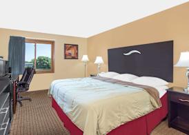 Super 8 by Wyndham Sheboygan WI 4