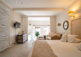African Violet Guest Suites 5