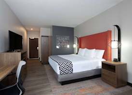 La Quinta Inn & Suites by Wyndham Pflugerville 5