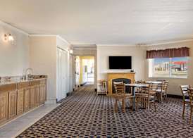 Econo Lodge Darien Lakes 3