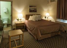 Travelodge by Wyndham Winnipeg Airport West 5