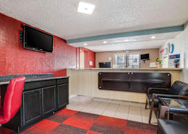 Econo Lodge Inn and Suites 2