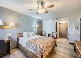 Travelodge by Wyndham Longmont 5