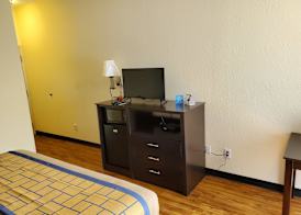 Days Inn by Wyndham Macon I-75 North 3