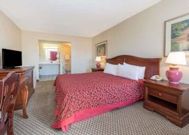Days Inn & Suites by Wyndham Dayton North 3