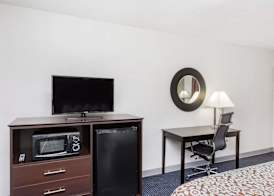 Days Inn by Wyndham Hendersonville 4
