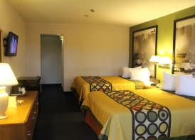 Super 8 by Wyndham Niagara Falls North 3