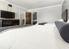 Hollywood Palms Inn and Suites 4