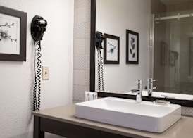 Country Inn & Suites by Radisson, Platteville, WI 5