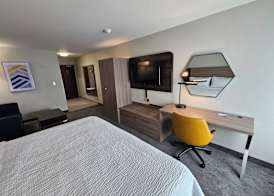 Holiday Inn Express & Suites CINCINNATI-BLUE ASH by IHG 4