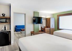 Holiday Inn Express & Suites WOODBRIDGE by IHG 3