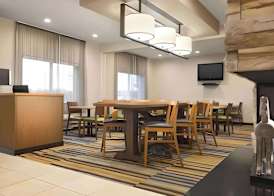 Dubuque Inn and Suites 4