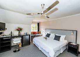 Le Petit Chateau Guest House 5