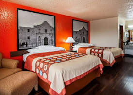 Super 8 by Wyndham Giddings 4