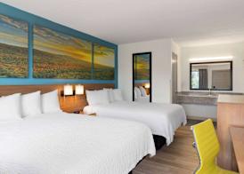 Days Inn & Suites by Wyndham Indianapolis Airport East 5
