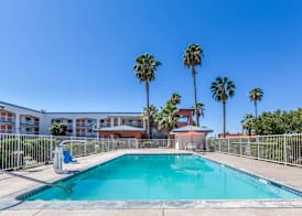 Super 8 by Wyndham Bakersfield/Central 2