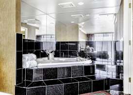 Executive Suites Hotel & Conference Center, Metro Vancouver 4