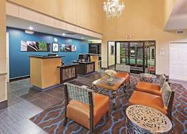 La Quinta Inn & Suites by Wyndham Pasadena 2