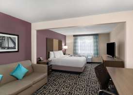 La Quinta Inn & Suites by Wyndham Fayetteville 4