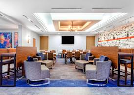 La Quinta Inn & Suites by Wyndham St. Petersburg Northeast 4