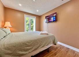 Cozy Home Near Transit & Hillcrest Mall with Free Parking 2