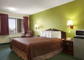 Howard Johnson by Wyndham Grand Prairie Near Lone Star Park 3