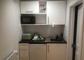 Trumbles Gatwick B&B, Peaceful Stay with Parking & Easy Airport Access 3