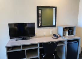 Super 8 by Wyndham Monterey 4