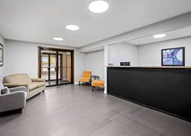 Super 8 by Wyndham Waverly 3