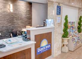 Days Inn by Wyndham St. Petersburg / Tampa Bay Area 2