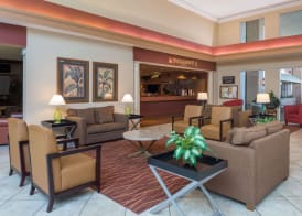 Ramada by Wyndham Kissimmee Gateway - Free Theme Park Shuttle 3
