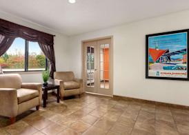 Howard Johnson by Wyndham Waterloo/Cedar Falls 2