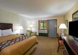 Super 8 by Wyndham White River Junction 5