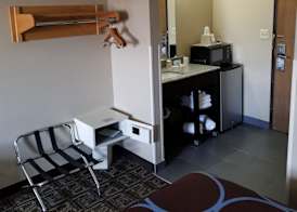 Super 8 by Wyndham Fort Collins 4