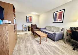 Days Inn & Suites by Wyndham Arlington Near Six Flags 4
