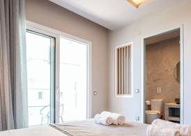 Skipper Beachfront Suites 5