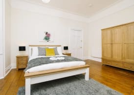 JOIVY Elegant Apartment by Princes Street Gardens 3
