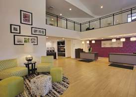 La Quinta Inn & Suites by Wyndham Detroit Metro Airport 2